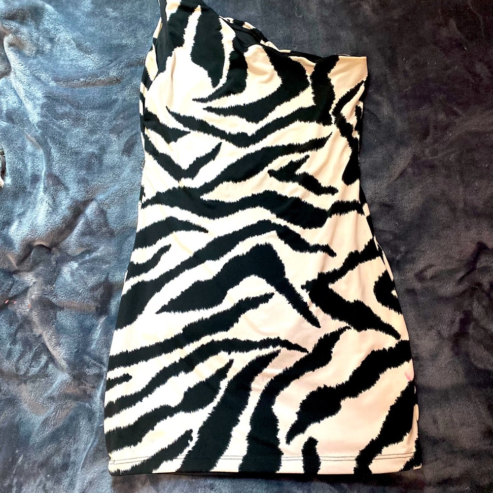 Zebra dress one stripe sleeve not too short but above knees fits nice.